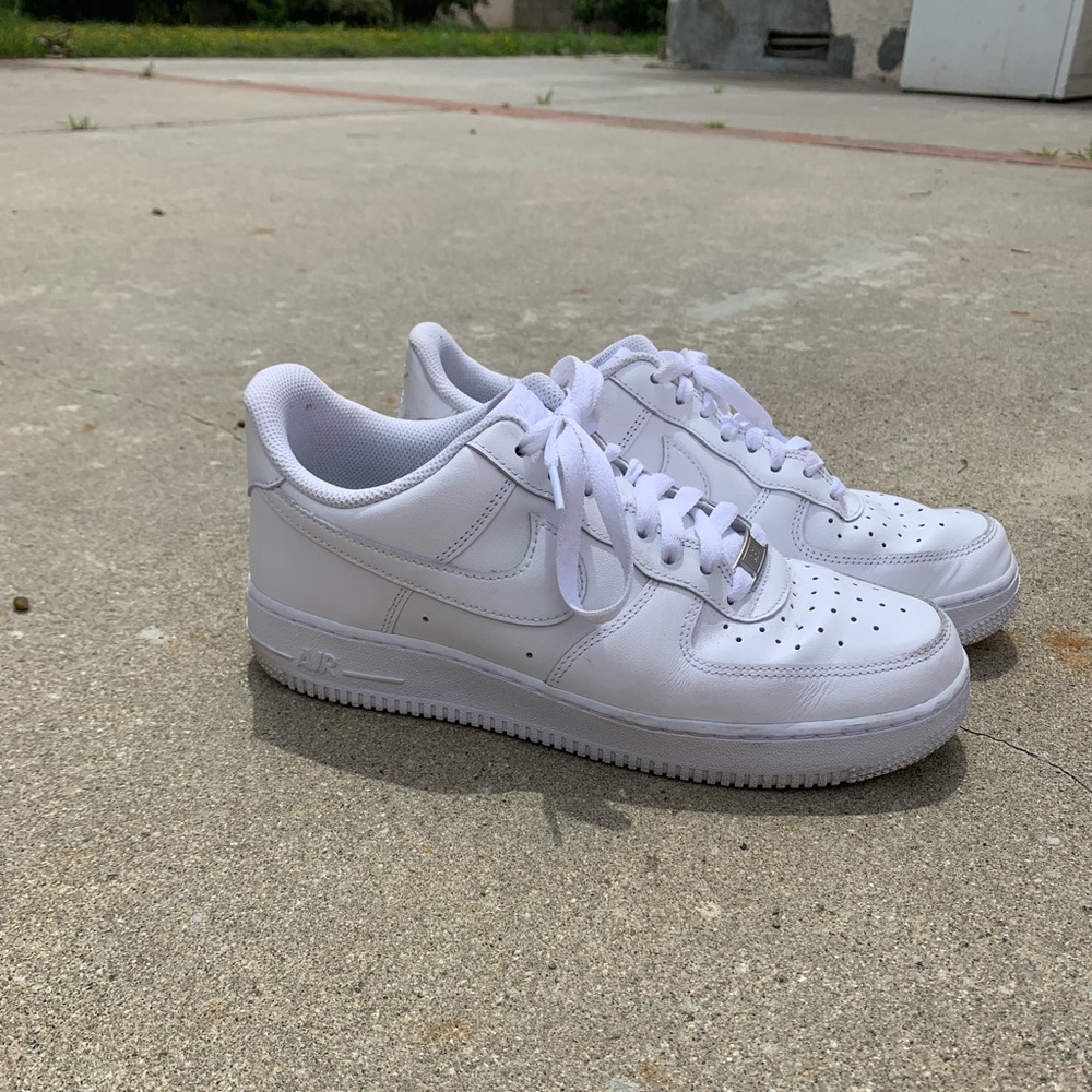 Selling Nike Air Force 1 shoes. Size 8 1/2 in men.